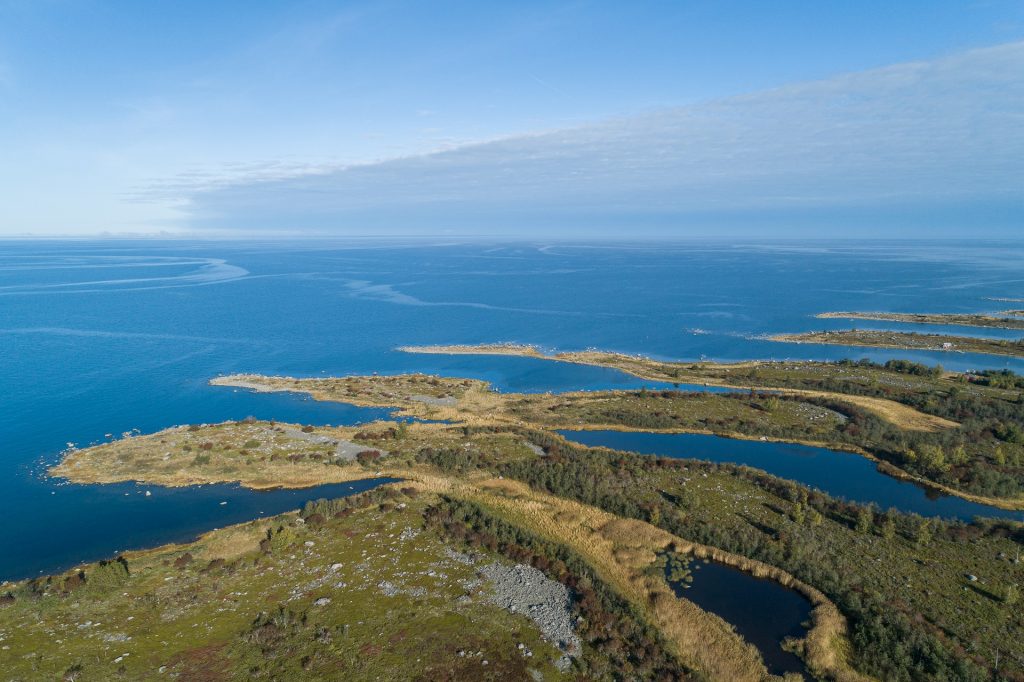 Aerial photograph of the ribbed moraines att Valsörarna, you can clearly see the wavy pattern.